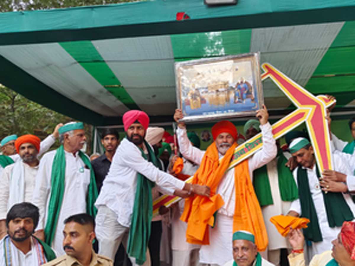 ग्रेटर नोएडा में चल रहे किसानों के प्रदर्शन को समर्थन देने पहुंचे बीकेयू के राकेश टिकैत